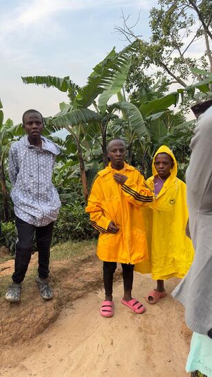 Regenjacken haben sich alle gewünscht (Danke an die Spenderin für die vielen Regenjacken)