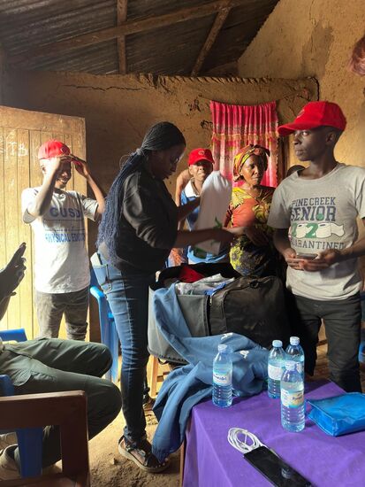 Tina sichert den Trikot-Satz für den hiesigen Fußball-Club (danke Christian)