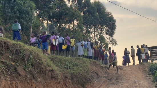 Viele Kinder, die gerade aus der Schule kommen, bleiben oben am Rand stehen und beobachten interessiert, was da so passiert