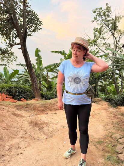 Natürlich bekommen wir auch Geschenke: selbstgehäkelte Deckchen, Tisch-Sets und selbstgemachte Hüte....