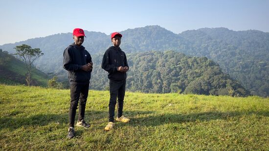 Kato und sein Zwillingsbruder lassen es sich nicht nehmen uns zu verabschieden und tragen ihre neuen Käppis