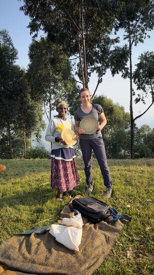 Da uns die Tischsets so gut gefallen haben, ordert Tina die Verkäuferin aus dem Nachbardorf an, vorbeizukommen. Sie kommt mit einem "Bodaboda" und wir kaufen ihr alles ab. Das war das Geschäft ihres Lebens und sie ist glücklich!