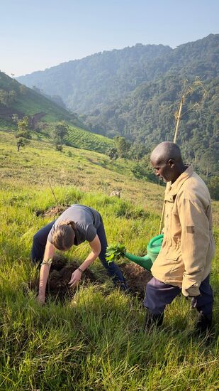 Ein Mann mit Gießkanne steht bereit, damit wir anschließend unsere Hände waschen können