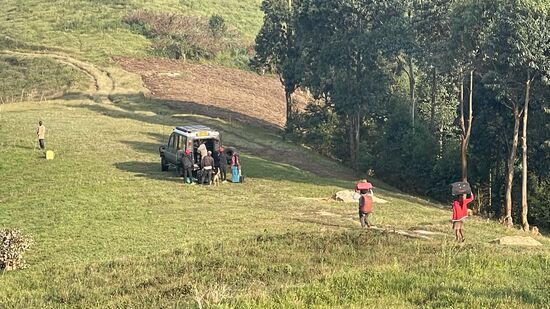 Unser Gepäck wird den Berg hinuntergetragen zum Jeep