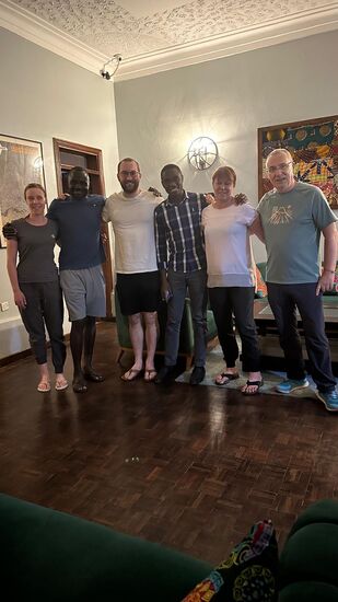 Noch ein Abschiedsfoto mit Sostine und Denis. Hier findet auch der letzte Trolley seinen Besitzer.  Sostine bekommt 2 Paar hochwertige Schuhe in der Größe 45 (danke Jens) einige Kleidungsstücke, Babysachen für einen Freund, der demnächst Papa wird--und ein neues Akku für sein MacBook- (danke wieder einmal an Thomas)