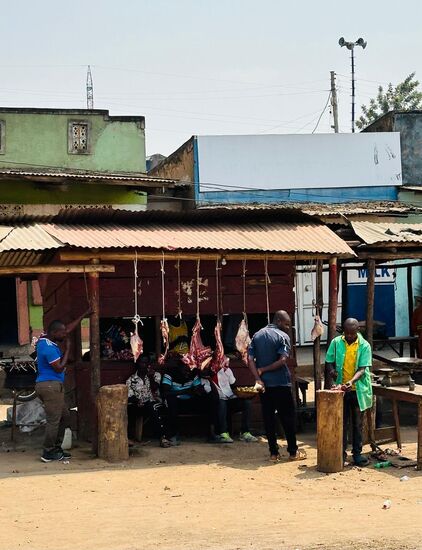 Dafür beobachten wir, was sich an der Straße abspielt: hier ein Schlachter, der gerade Fleisch zerhackt--Panieren mit Straßenstaub ist inklusive