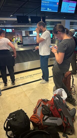 Gelandet!! Alle Gepäckstücke sind da! Nun gehts von Berlin nach Hause