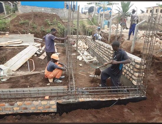 Kaum in Deutschland angekommen, erhält Thomas Fotos vom Bau der neuen Schule