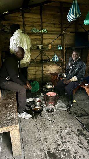 In diesen immer sehr ähnlichen „Küchen“ passiert die Magie. Wir bekommen jedes Mal sehr schmackhafte und abwechslungsreiche Essen serviert. Wahnsinn was mit einem kleinen Kohleofen möglich ist