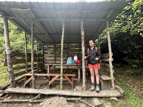 Lunchtime! Es gibt kleine Omelettes mit Hühnchen, das Uziah aus dem Dorf mitgenommen hat. Lecker!