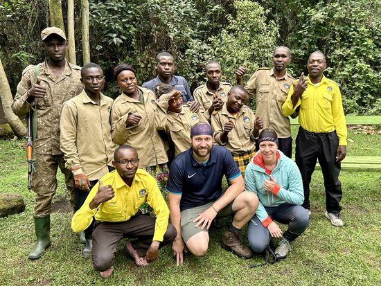 An der Rangerstation machen wir noch ein Gruppenfoto mit all unseren Begleitern.