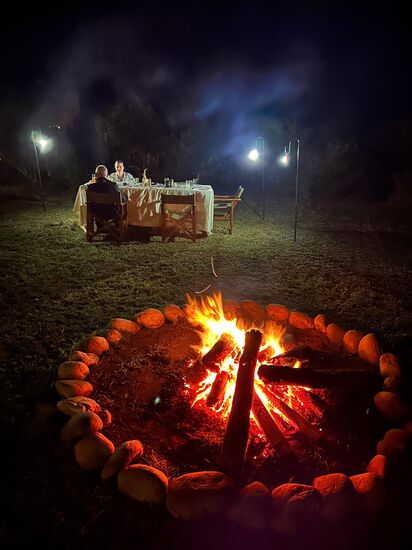 Abendessen am Lagerfeuer.