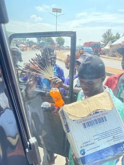 Jeder will uns etwas von seinen Köstlichkeiten verkaufen.