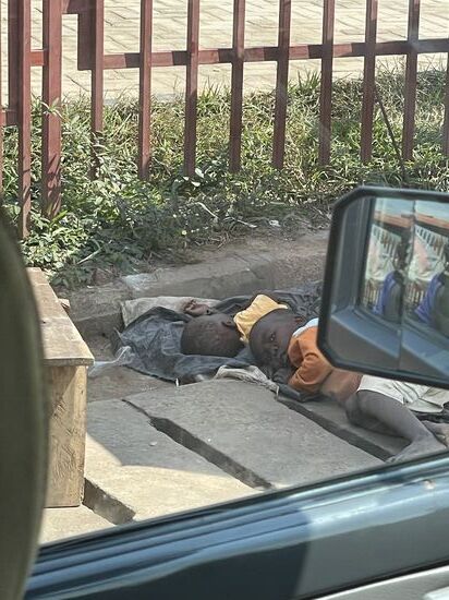 Die Kinder werden am Straßenrand abgelegt.