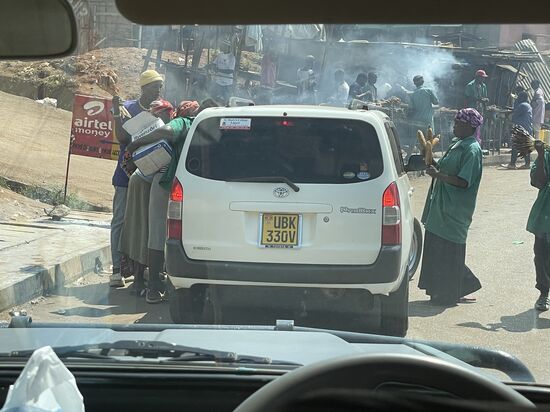 Der Wagen vor uns wird auch direkt überfallen.