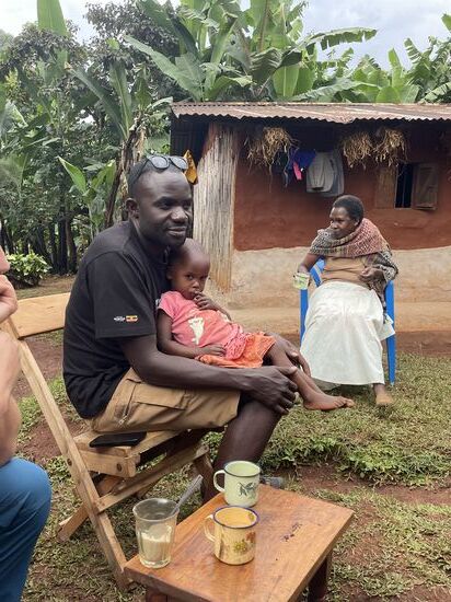 Denis beschäftigt sich in der Zeit mit den Kindern.