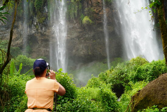 Der erste Aussichtpunkt am Fuße des kleineren Wasserfalls.