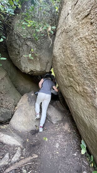 Über Stock und Stein geht es zur zweiten Stätte.