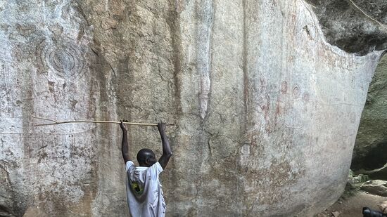 Die zweite Stätte ist deutlich größer und wird von einem riesigen Felsen überdacht.