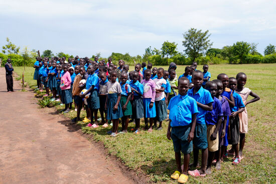 Wegen des schlechten Wetters sind heute nur die Hälfte der Kinder anwesend—trotzdem noch ca 160 Kinder—die sich ganz artig in Reihen aufstellen