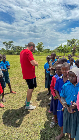So bekommt jeder nach und nach 3 oder 4 Stifte—einen Radierer, ein Heft oder Block und noch einige Kleinigkeiten