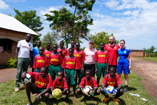 …und Thomas sucht fix ein paar Jungen zusammen für die Trikots und Hosen-die Freude ist groß!
