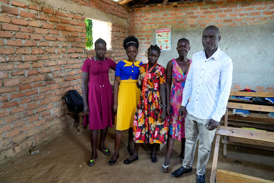 Auch die Lehrer bekommen etwas—für sie haben wir gute Kugelschreiber und  Kladden—eine junge Lehrerin, die schwanger ist, bekommt ein Kuscheltier fürs Baby
Sie erzählt, dass sie nach der Geburt 4 Wochen zu Hause bleibt und dann wieder zum unterrichten kommt - mit Baby!