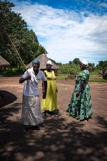 Die Damen haben sich fein gemacht—ich staune immer, wie sie sich in diesen schweren Kleidern bewegen kann