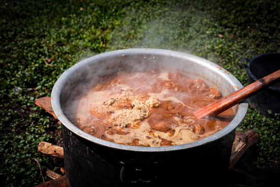 Riesige Töpfe - viel größer als Maurerkübel sind gefüllt mit Fleisch und Reis
