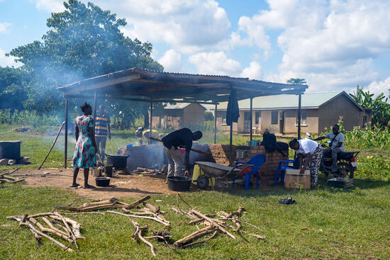 Dann fahren wir zu den Schulen wo auch das Event stattfindet—hier wird schon fleißig gekocht