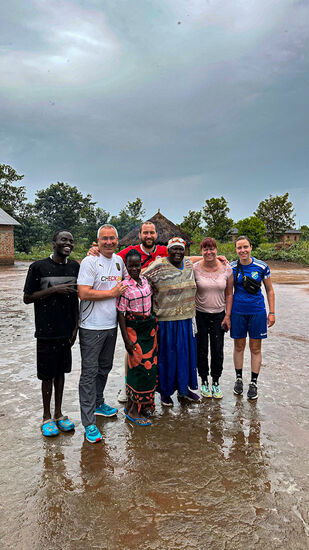 Es gibt ein herzliches Wiedersehen im Dorf von Dennis