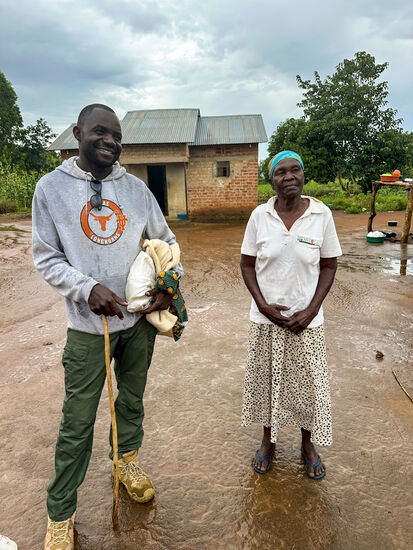 Es spricht sich rum, dass wir da sind und viele aus den umliegenden Hütten und Kommunen trudeln ein—auch diese ältere Dame, die ein Shirt trägt, welches sie beim letzten Mal von uns bekam