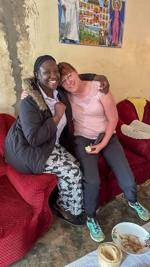 Auch Gloria kommt vorbei und es gibt ein herzliches Wiedersehen—wir sind die ganze Zeit in Kontakt gewesen.
Sie verdient ihren Lebensunterhalt als Köchin und backt viele leckre Kuchen und Kekse zum Verkauf—ich habe viele Sachen von ihr im Status gesehen.
So kocht sie auch heute mit ihrer Schwester für uns