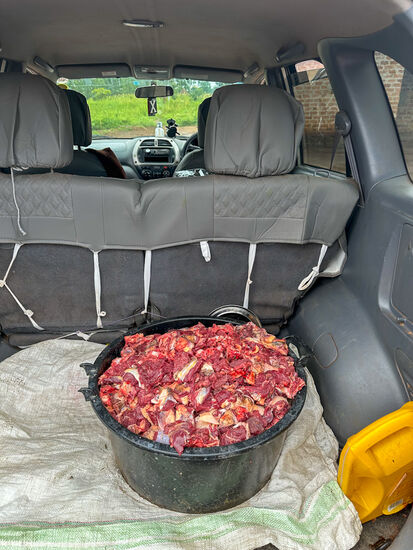 Sie hat im Kofferraum schon die zerkleinerte Kuh—ich kann nicht glauben, dass es für so viel Menschen reichen soll und bin gespannt….aber man hat noch 100! Kg Reis dazugekauft