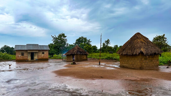 Leider regnet es immerzu sehr stark und ich habe etwas Angst um die Feier-es soll ja auch uns zu Ehren ein Fußballspiel geben