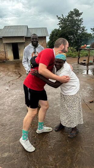 Es wird ununterbrochen geherzt und umarmt…