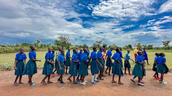 Wir werden mit Gesang und Tanz empfangen