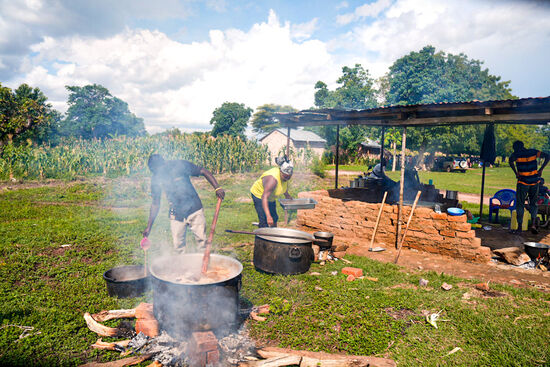 100kg Reis wurde gekauft und nun kocht alles zusammen in den riesigen Bottichen