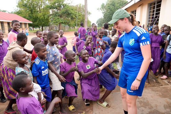 Die Schülerinnen begrüßen Thalia—die Mädels machen immer einen ganz tiefen Knicks zur Begrüßung