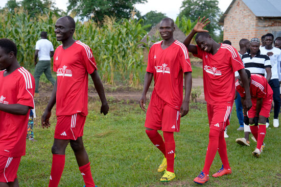 Thomas hat für die ganze Mannschaft Trikots gesponsert—stolz laufen die Jungs damit auf—sie bekommen als erstes von dem Essen