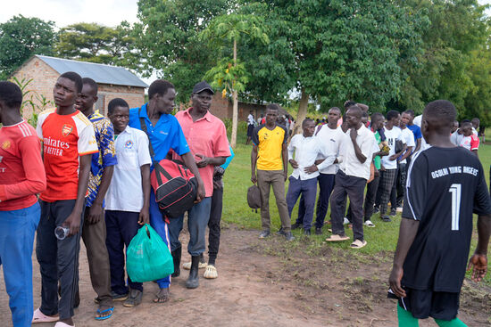 Danach die andere Mannschaft und dann die Musiker—anschließend alle anderen