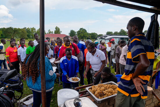 Unermüdlich sind Gloria und ihre Schwester am Essen austeilen: von den riesigen Bottichen, in Aluschalen, von dort bekommt jeder eine große Portion auf Plastikteller