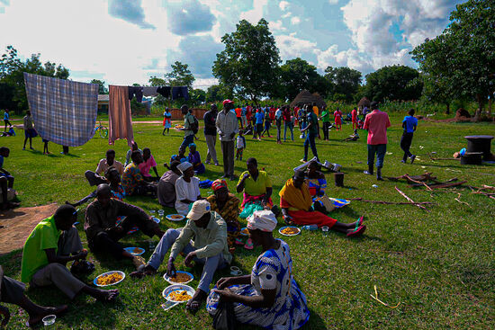 Alle erfreuen sich am Essen—ich schaue und seh, dass jeder eine sehr große Portion hat und auch einiges an Fleisch
Ich beobachte eine Frau, die sich das Essen so lose in die Handtasche schaufelt…
Später erklärt Denis, dass es viele Frauen für die Leute daheim so „hamstern“