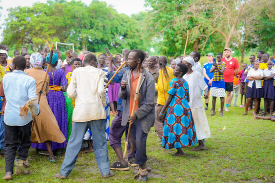Dann spielen die Musiker ihre traditionellen Instrumente und tanzen