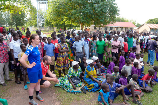 Auch die Familie von Denis ist dabei-Thalia &amp;Nicolas tragen schon ihre Fußballschuhe, denn sie wollen auch jeweils bei der einen Mannschaft mitspielen—also quasi gegeneinander