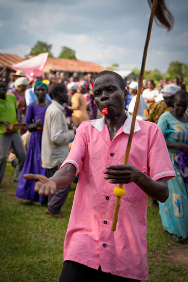 Er gibt mit der Trillerpfeife den Rhythmus an