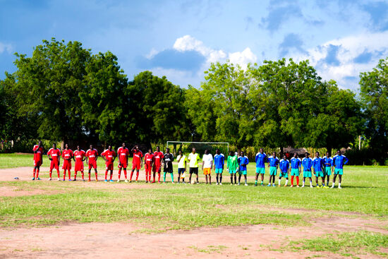 Endlich Aufstellung zum Spiel! Auch die andere Mannschaft ist mit einem gespendeten Trikotsatz ausgestattet!