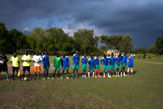 Sie können es kaum erwarten die Fußballschuhe zu bekommen und schauen schon neugierig auf die Schuhe von Thalia und Nicolas