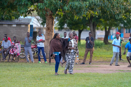 Gloria und ihre Schwester machen kurz Pause—ihre Helfer verteilen weiter das Essen