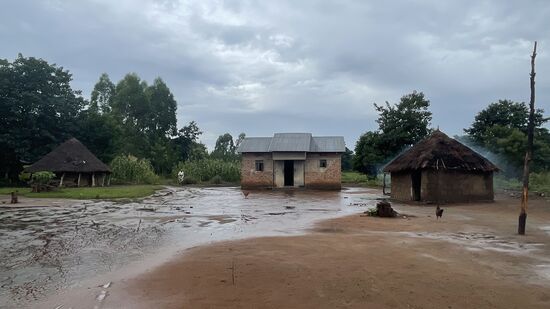 Das Dorf verfügt über ein kleines Haus aus Stein—darin werden wir empfangen-es gibt Zitronengrastee und Bananenkuchen für uns